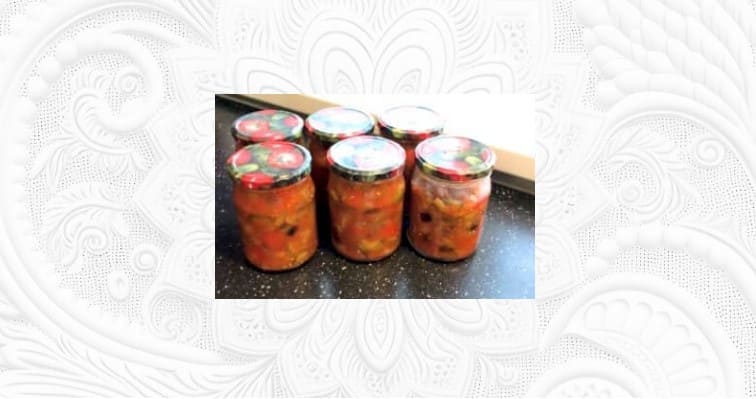 Приготовление салата из баклажанов с помидорами, перцем и огурцами на зиму: шаг 9