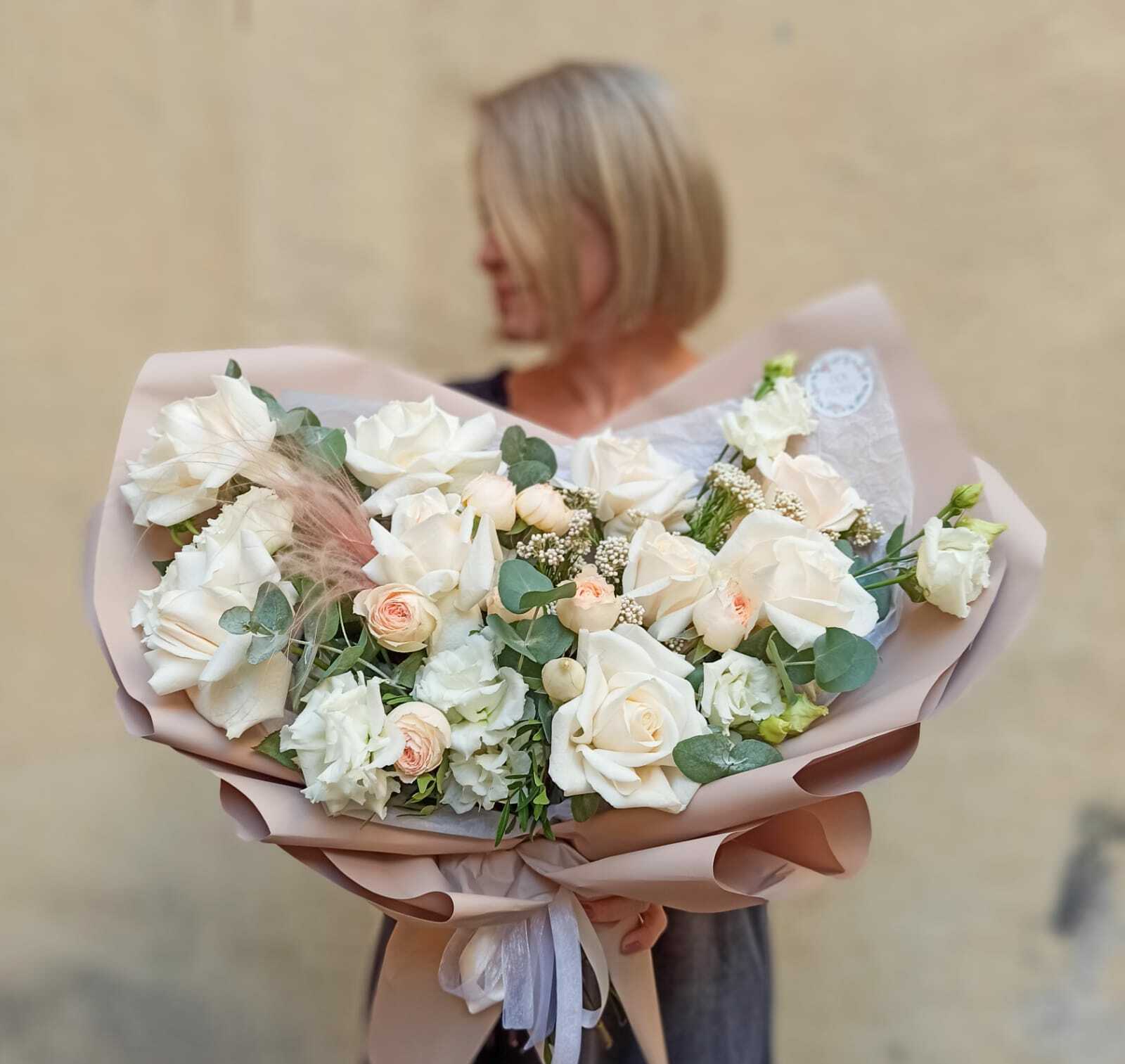 Букет из кустовых и белых роз с эвкалиптом в бежевой упаковке Dos Flores