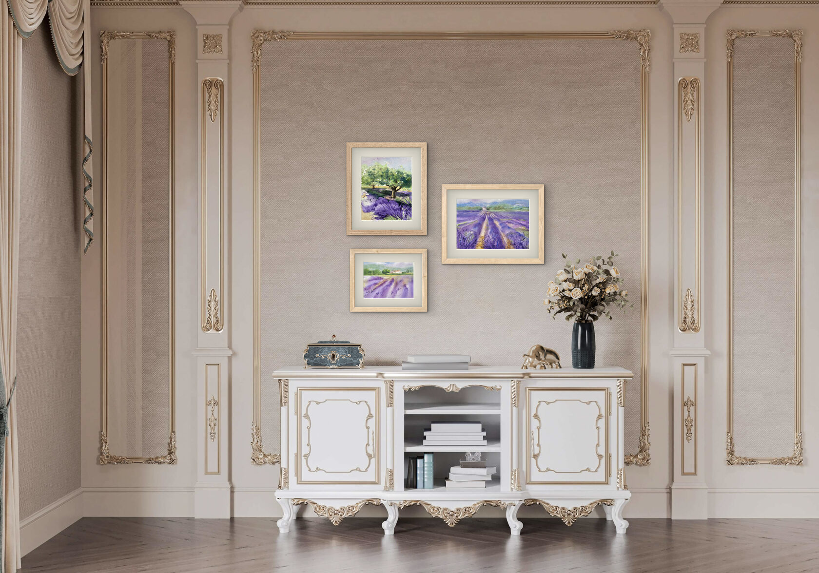 несколько картин на стене, развешенные в галерейном порядке