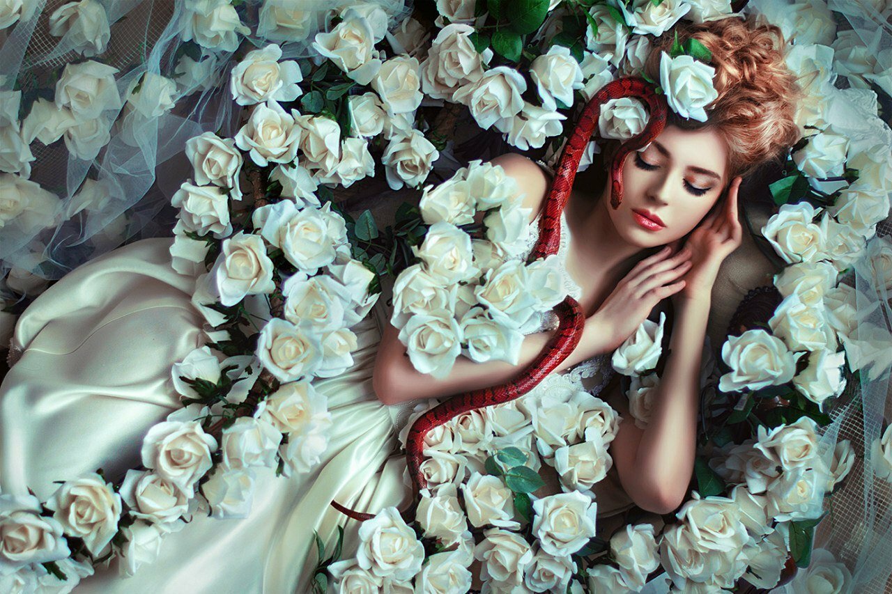 Женская фотосессия с белыми розами