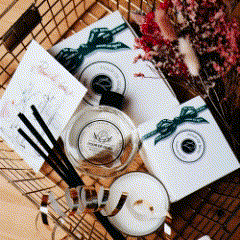 gif с изображением подарков коробок цветов и диффузоров