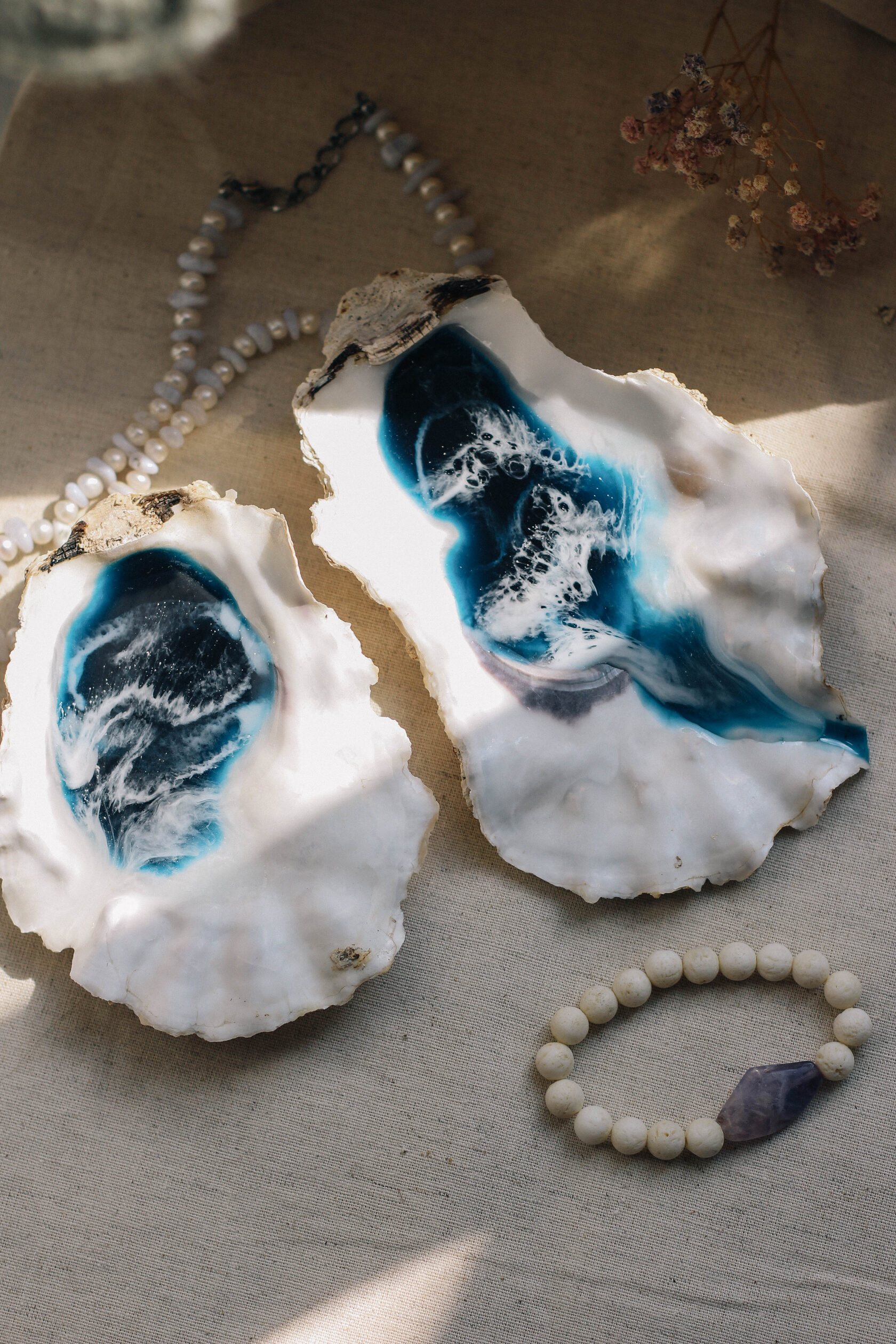 Подставка в виде натуральной ракушки с эпоксидной смолой