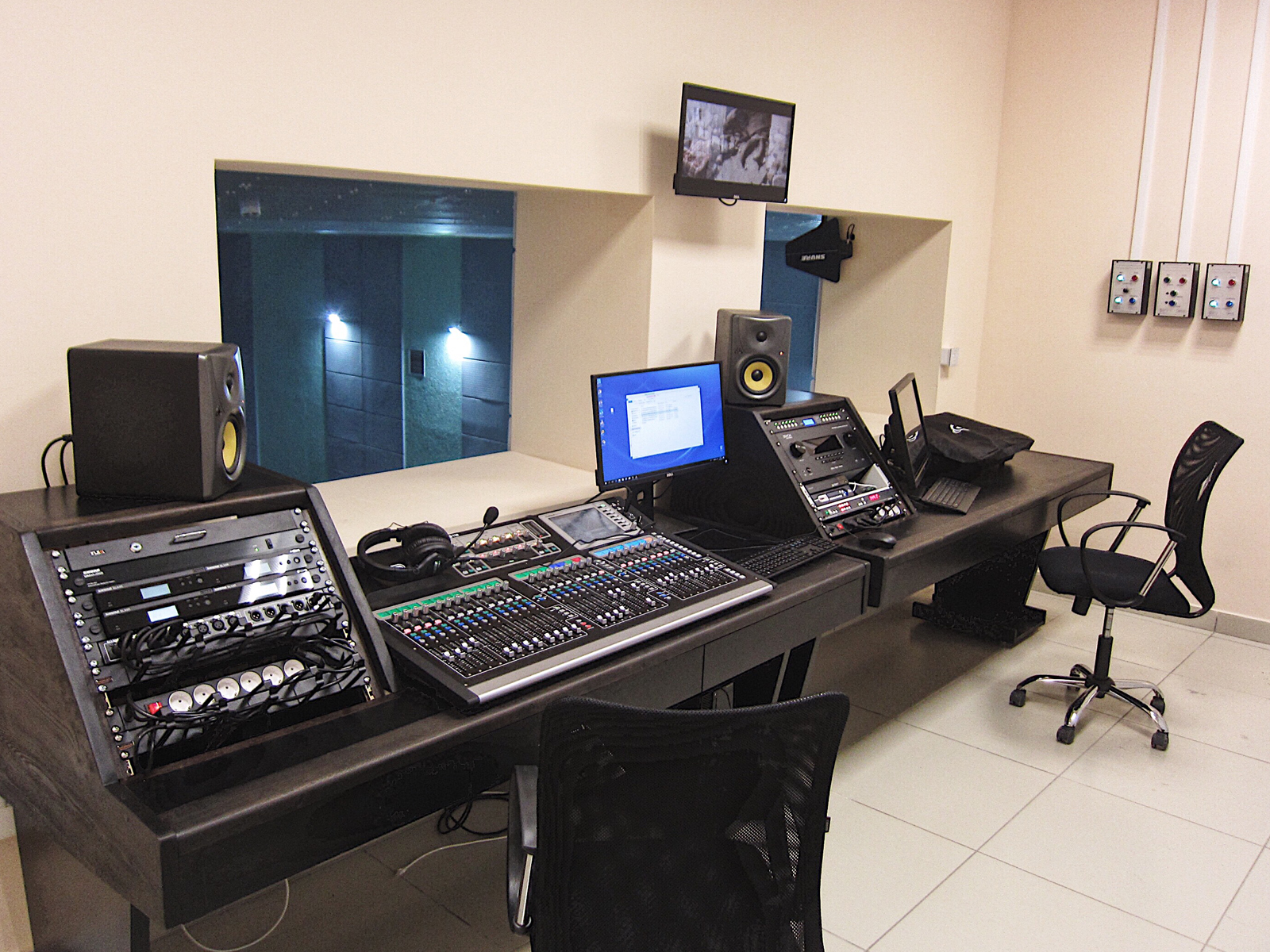 Компьютерный стол для студии звукозаписи