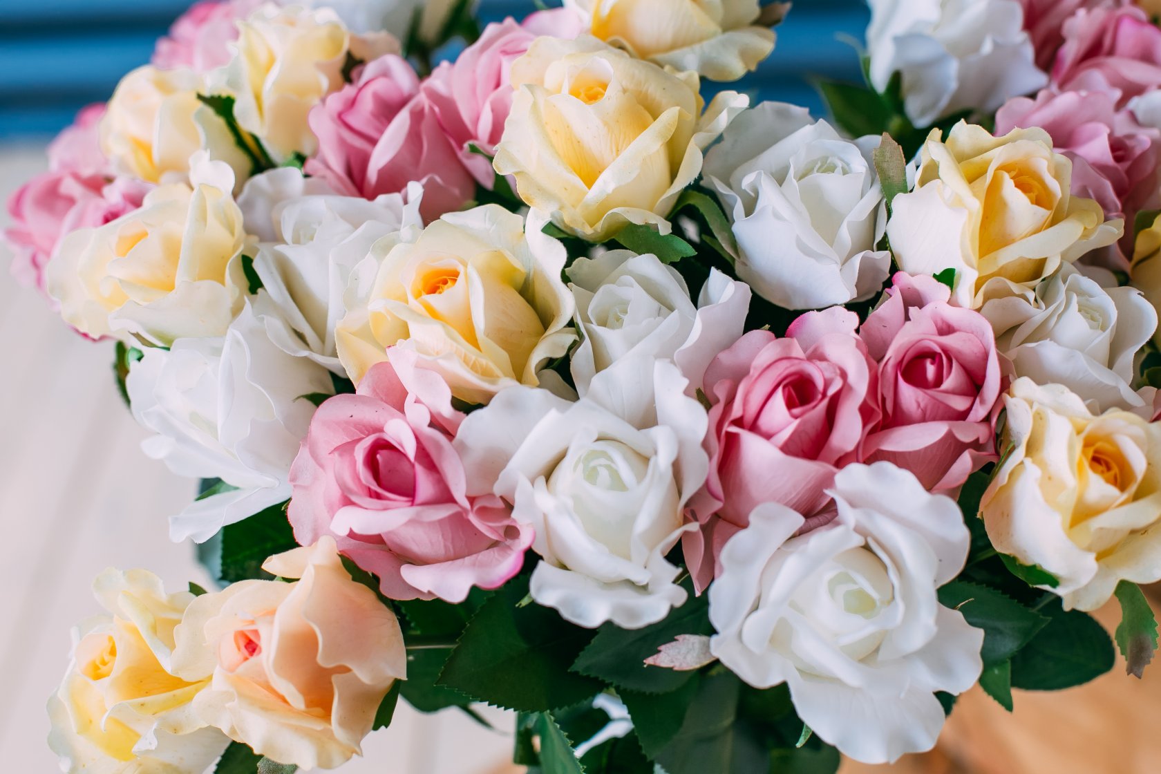 Красивый букет. Цветы в прозрачной вазе. Букет весенних роз. Шикарный букет тюльпанов. Весенний букет.