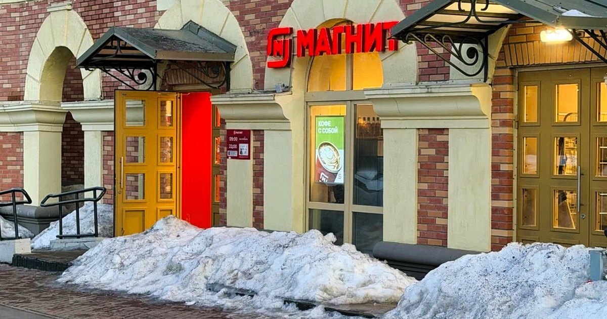 Вывеска супермаркета Магнит над входом в помещение в ЖК Лесобережный