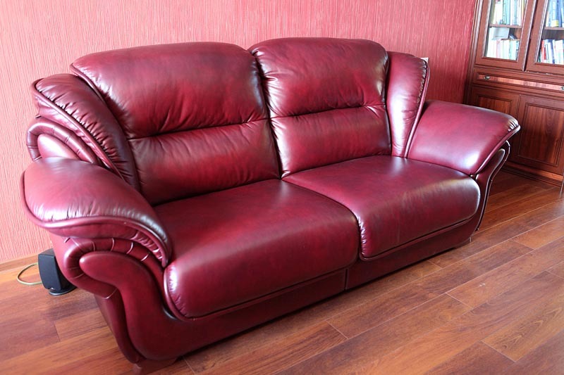 Купить б у мебель диваны. Кожаный диван Британика. Диван Герольд Британика. Кожаная мягкая мебель. Кожаный диван с креслами.