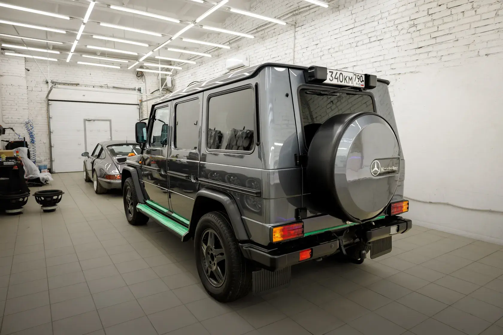 Mercedes G280 Professional сзади, запасное колесо на двери