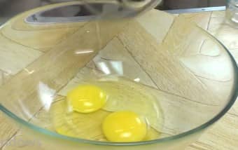 Приготовление заливного пирога с капустой и яйцом на кефире в духовке: шаг 8