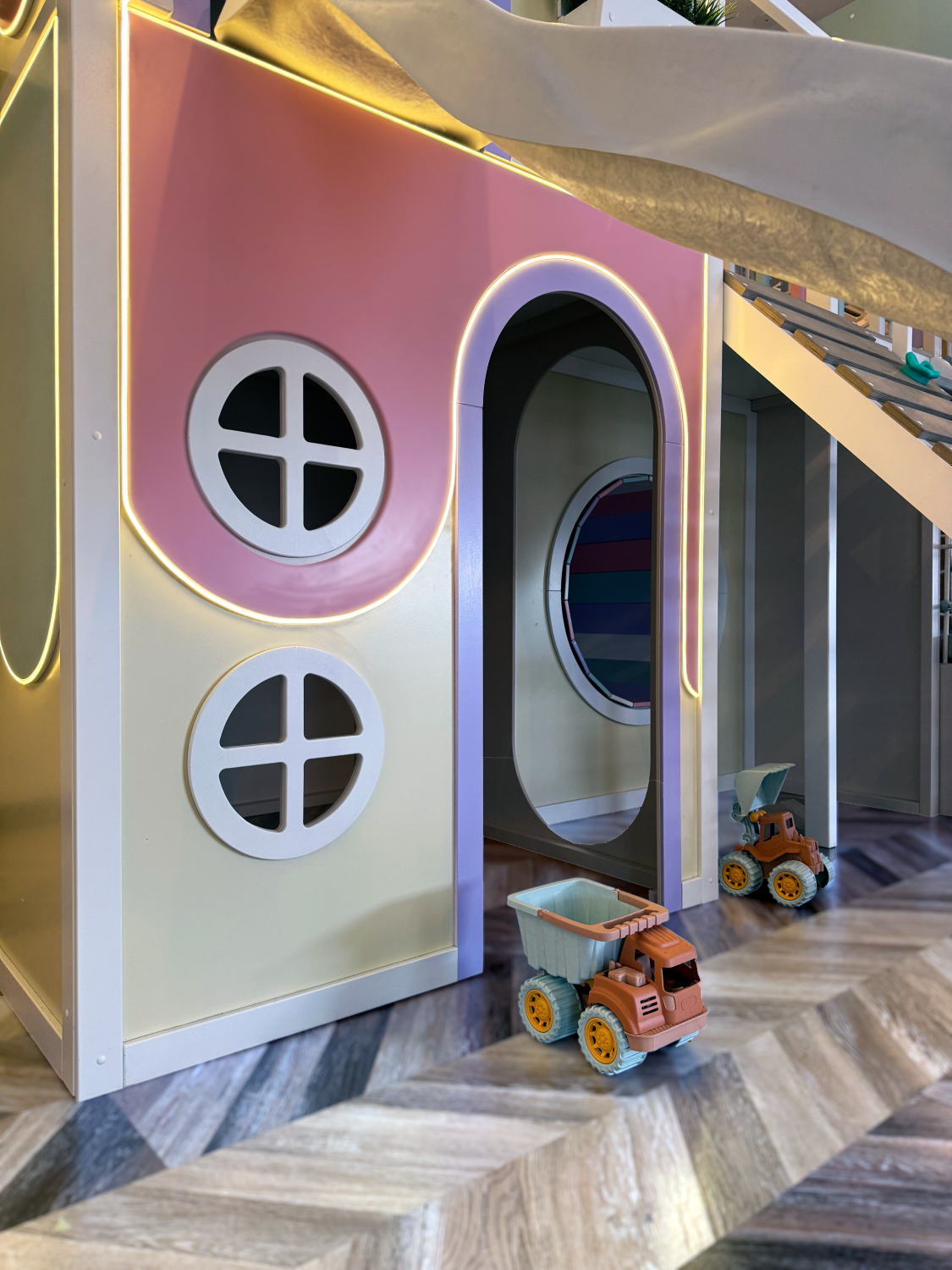 Детский игровой домик из дерева с неоновой подсветкой. Уютный и стильный домик для детей