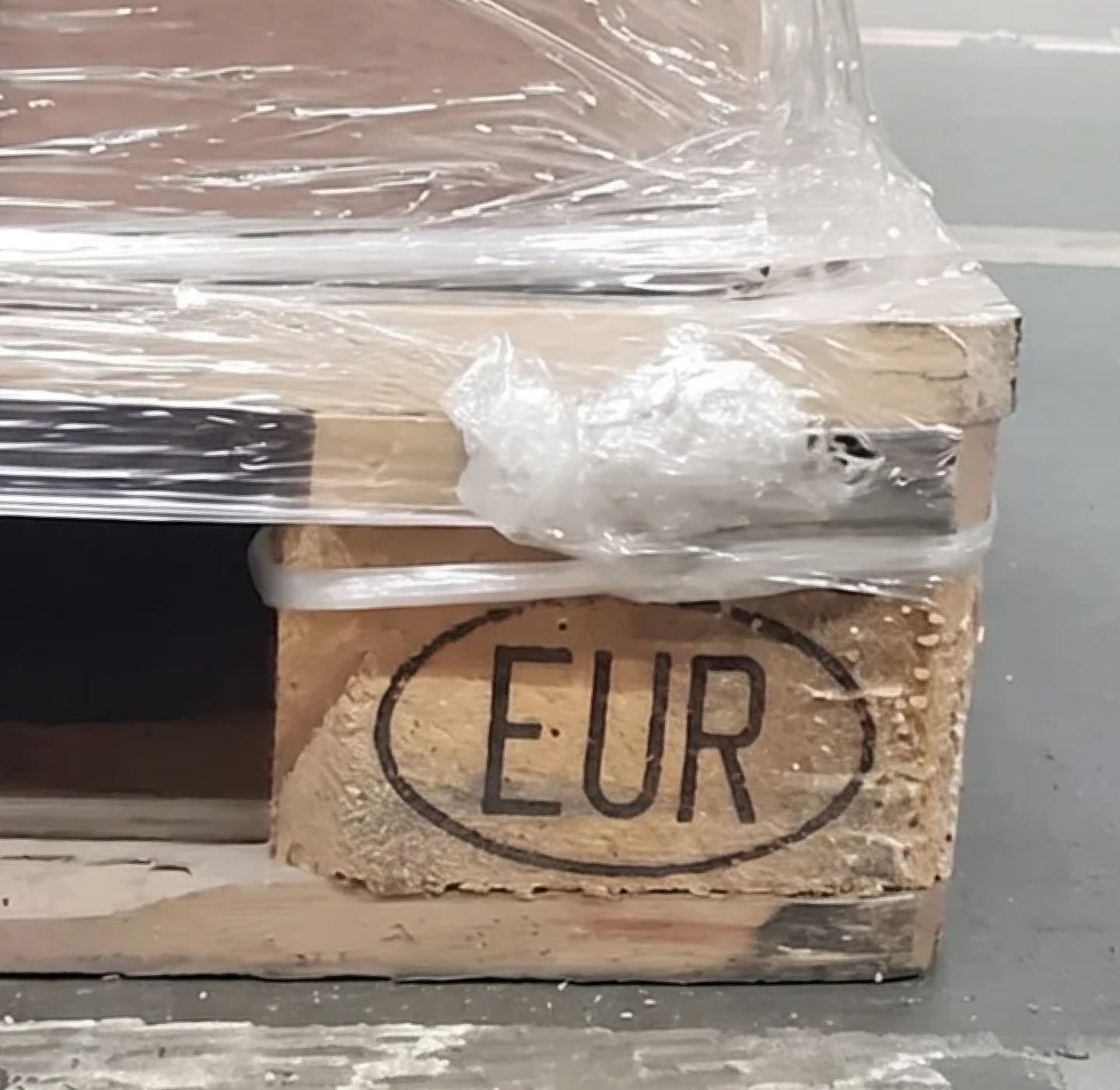 Плёнка привязана к паллете EUR перед запуском цикла