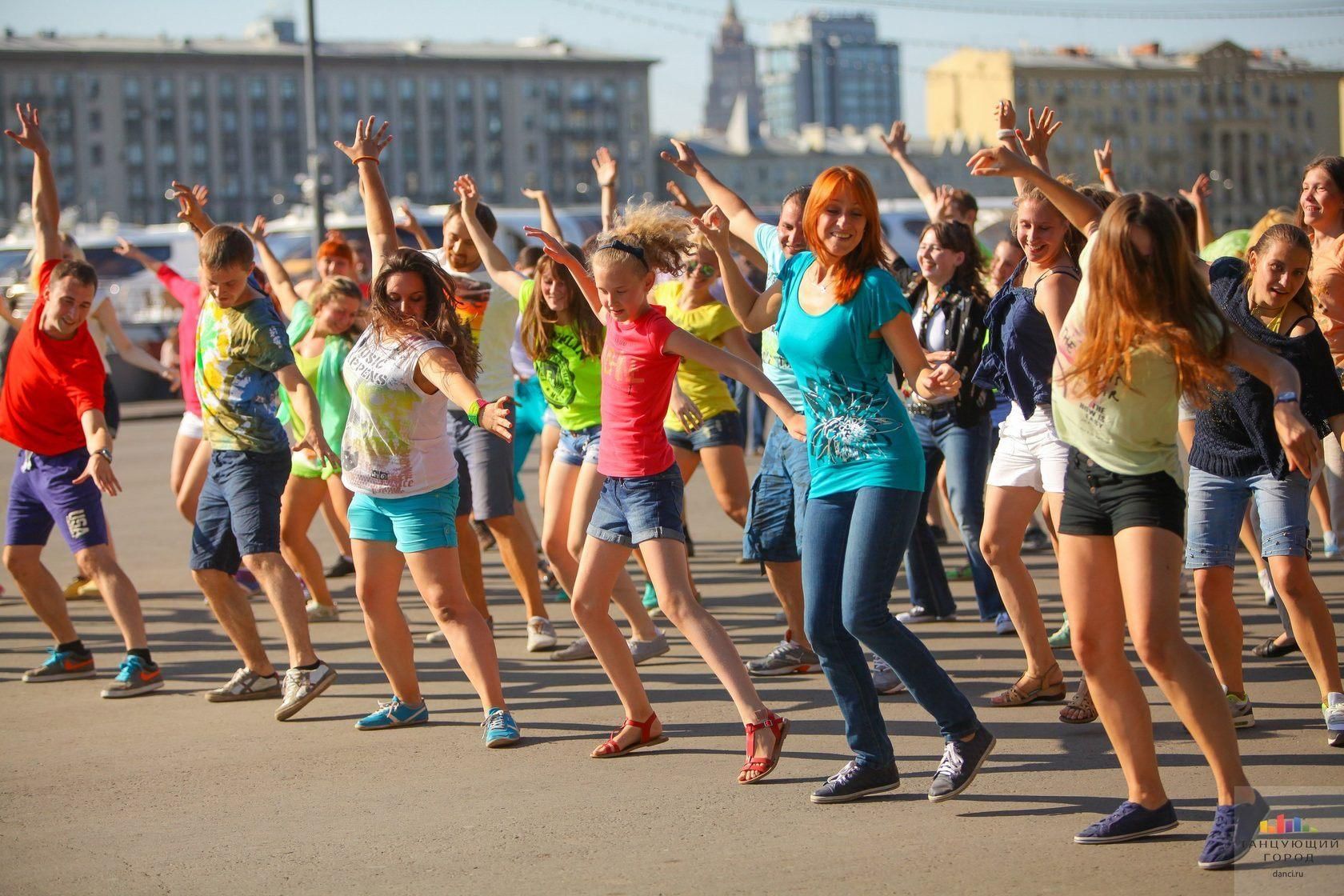 Танцевальный флешмоб. Танцевальный флешмоб. Тематика флешмобов. Яркая молодежь. Танцевальный флешмоб.