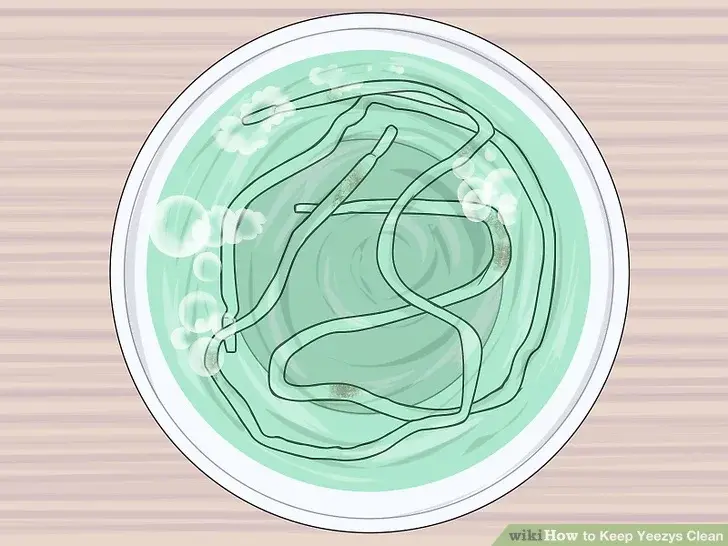 Положите шнурки Yeezy в раствор Fairy