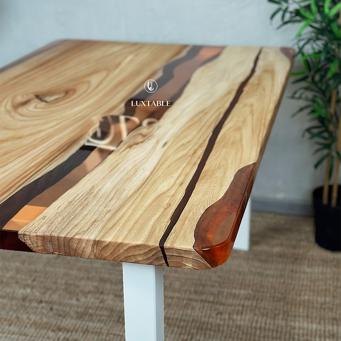 Epoxidharz Tische Alagoas aus europäischem Nussbaum und hellblauem Epoxidharz mit Metallic Effekt