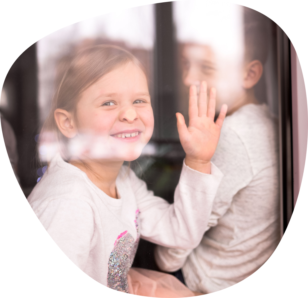 Счастливые дети смотрят в окно