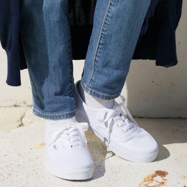 True white. Vans authentic White на ноге. Vans on foot White. Vans authentic on feet. Ascis 1090 on feet.