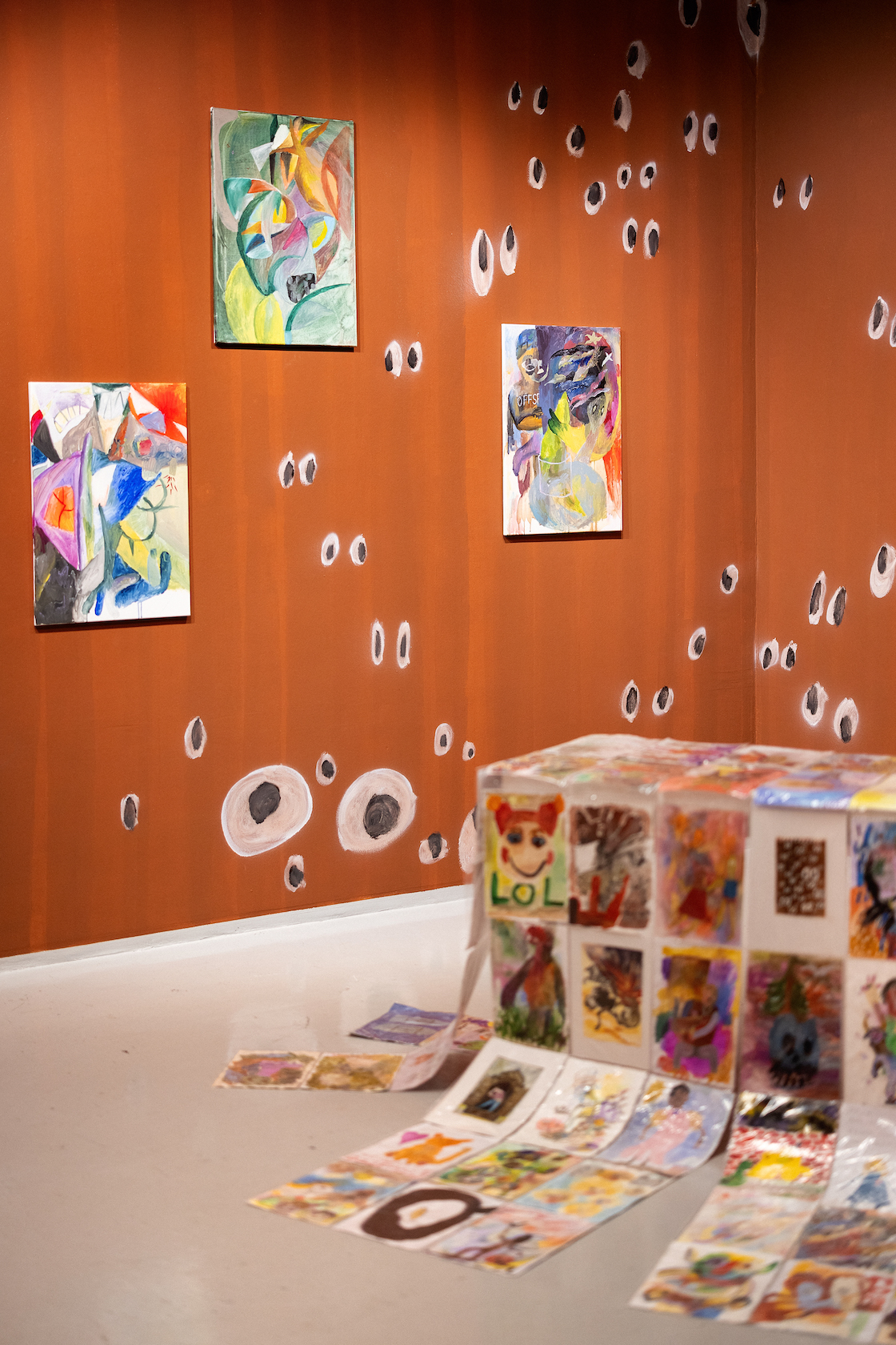 Выставка Германа Орехова в Most Wanted Gallery. Живопись, графика, инсталляция. Фрагмент экспозиции