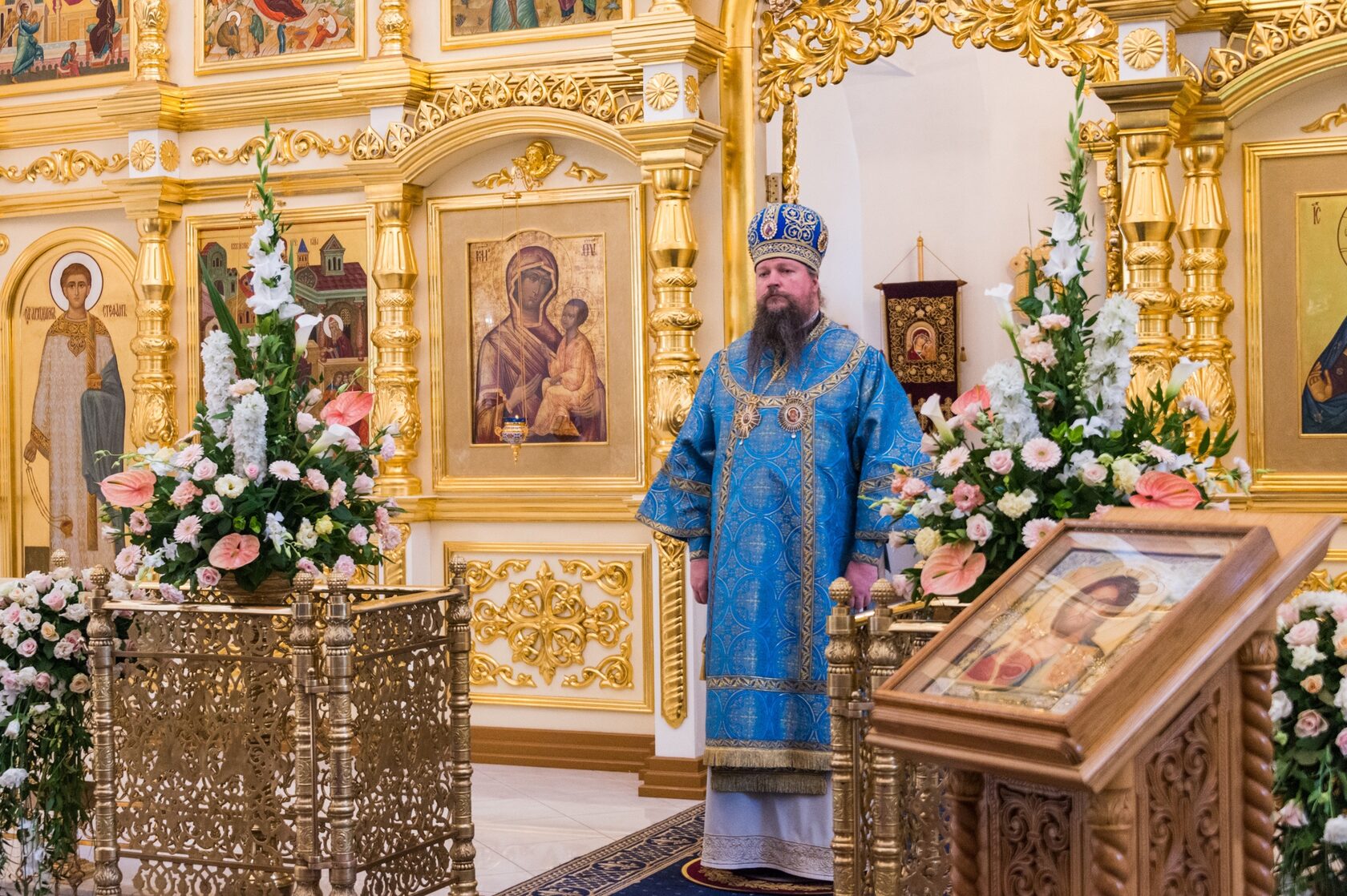 Храм Тихвинской иконы Божией матери в Сущеве. Регент в храме Тихвинской иконы Божьей матери в Сущеве. Протодиакон Тихвинского храма в Сущеве.