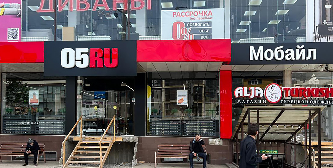 Объемные буквы из черного глянцевого акрила с алюминиевыми бортами и контражурной подсветкой на фоне серебристого композита. В светлое время - стильно и серьёзно. В темное время суток - яркий контур вокруг букв!