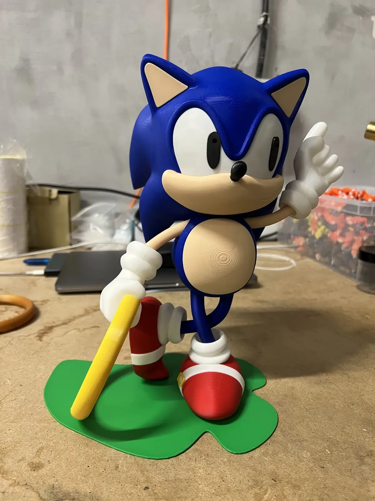 Синий персонаж на подставке. Реальная работа PRO3DLAB.