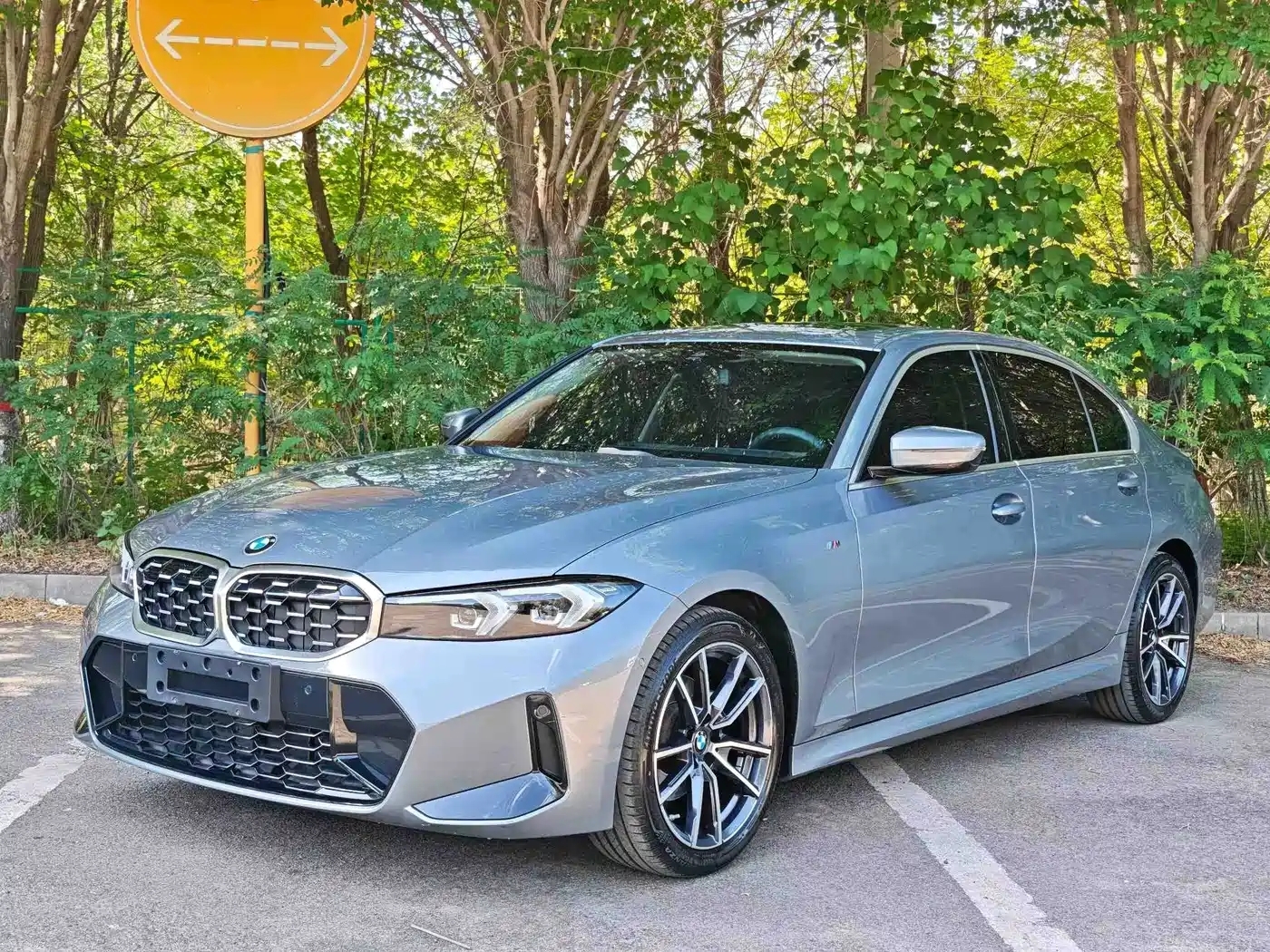 BMW 325Li G28 2023 M Sport Package — передняя часть серого седана, ракурс в три четверти