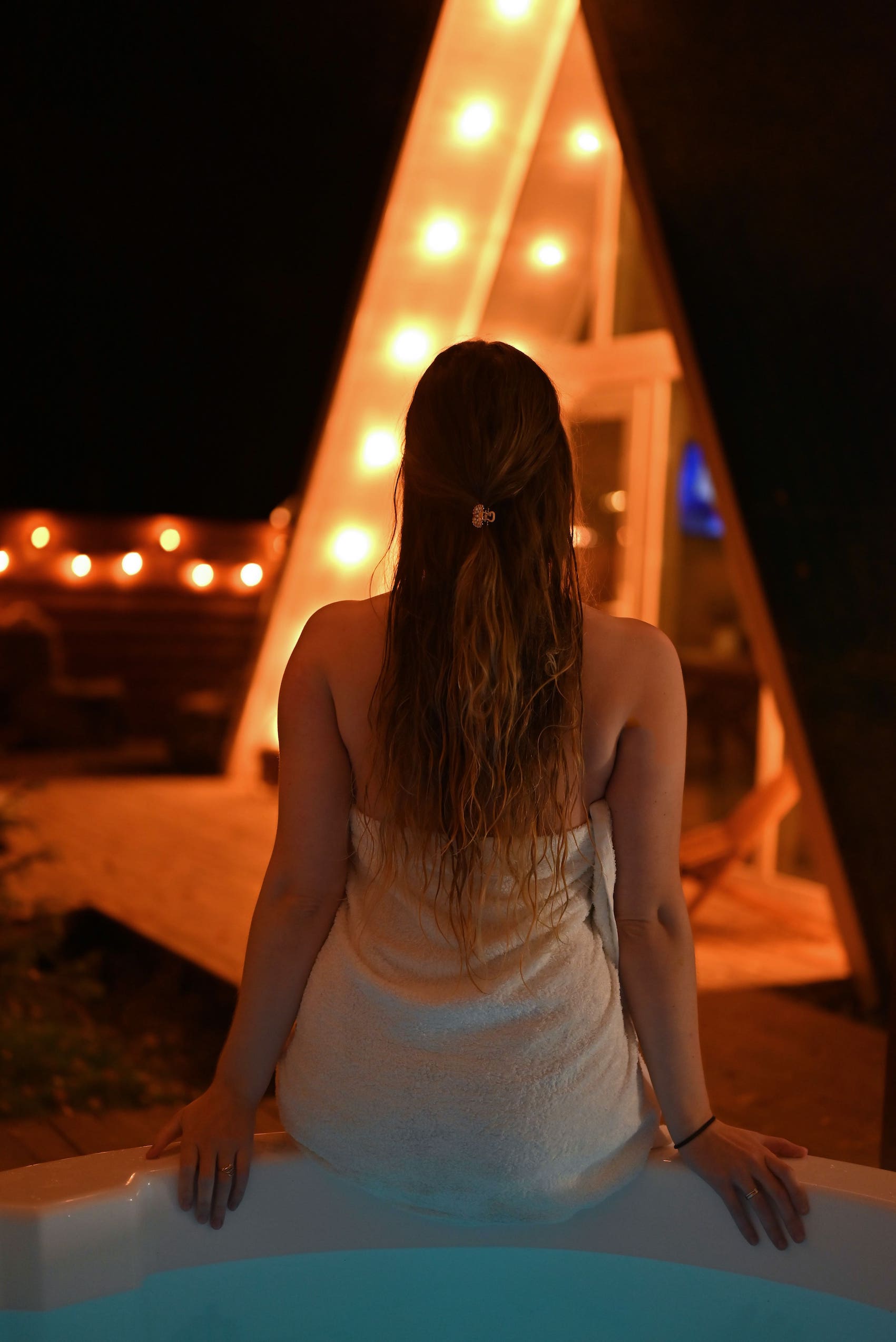 Женщина отдыхает в купели фурако в весеннем декоре — подарок-впечатление на 8 марта