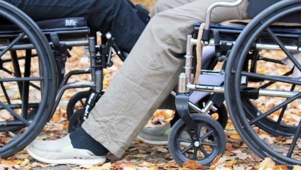 Оказание уходовых услуг пожилым людям и лицам, нуждающимся в ...