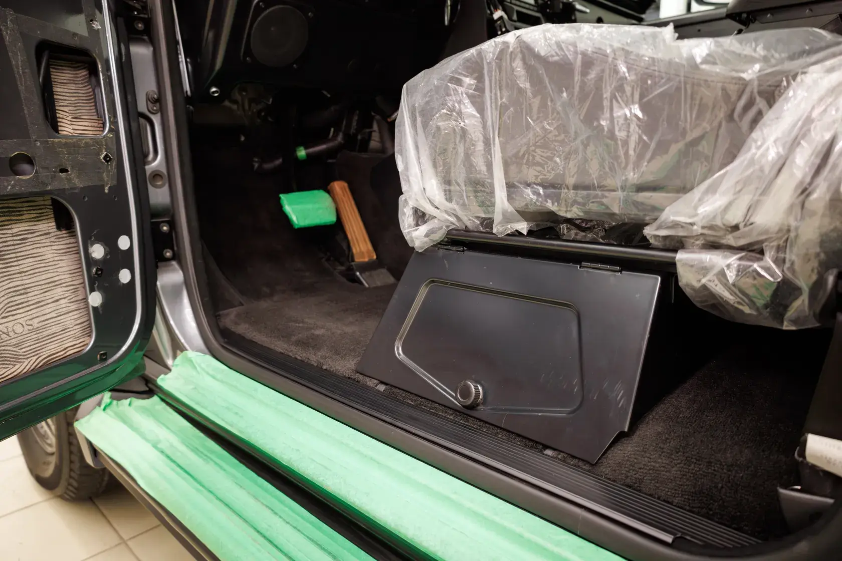 Ящик под водительским сиденьем Mercedes G280 Professional