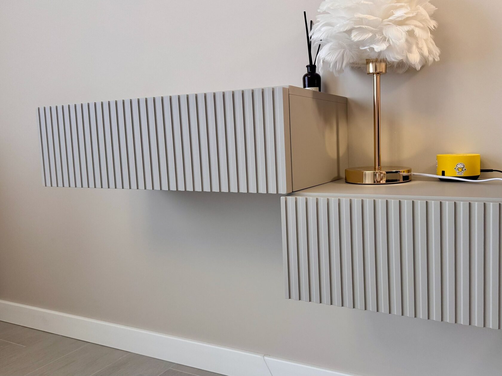 Гардеробная спальня подвесная тумба на заказ, фасад Эмаль гребенка