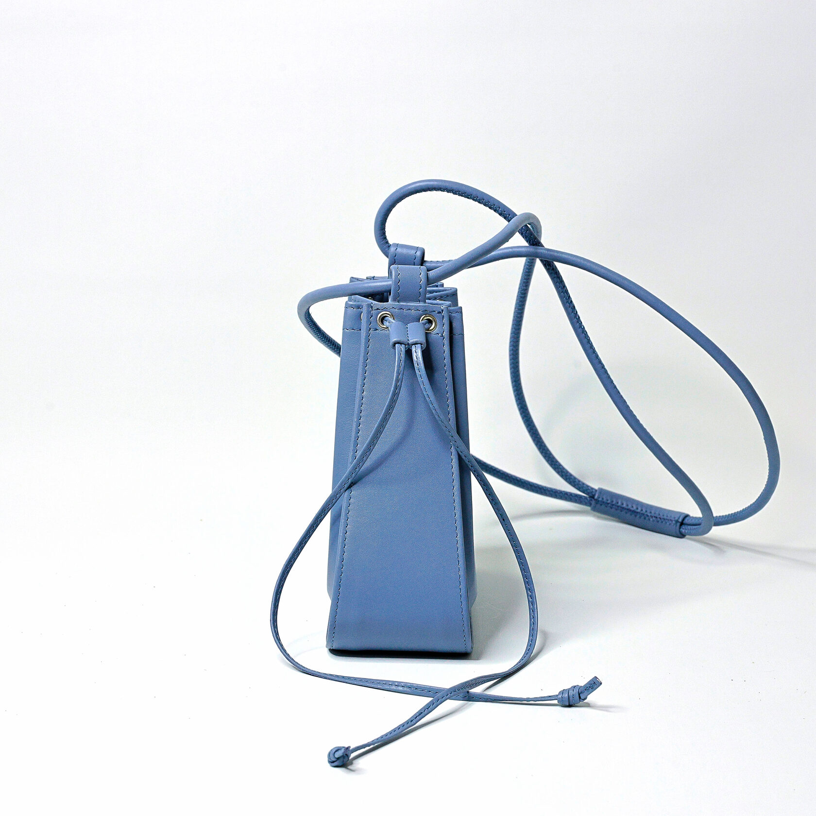 дизайнерская сумка Drift mini архитектурной формы голубого цвета из натуральной кожи премиум качества