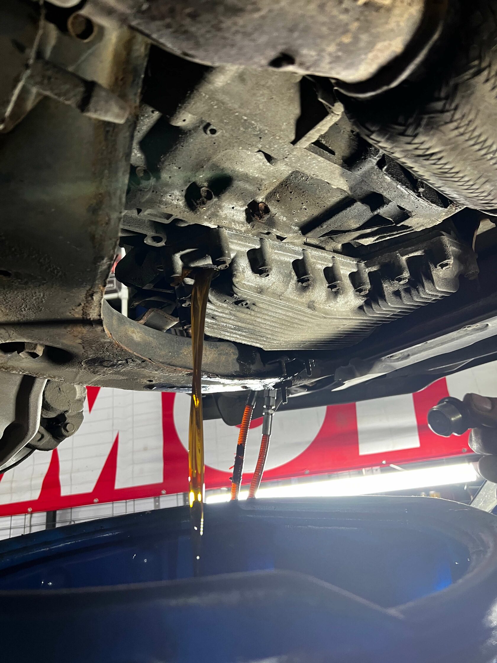 Откручиваем сливную пробку на поддоне и сливаем масло