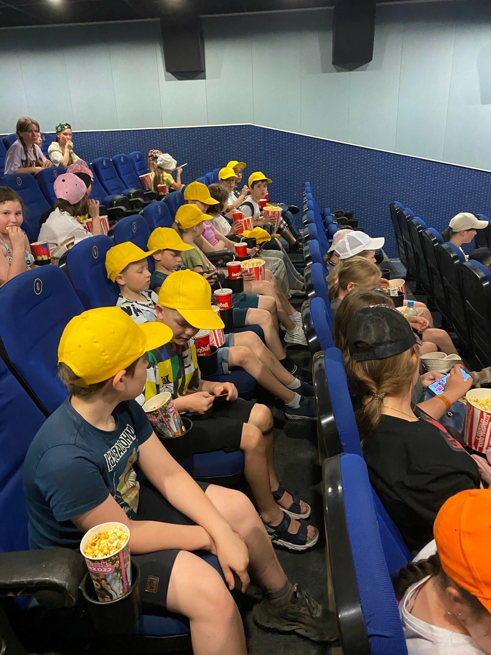 дети в кинотеатре Алмаз по программе детского летнего лагеря