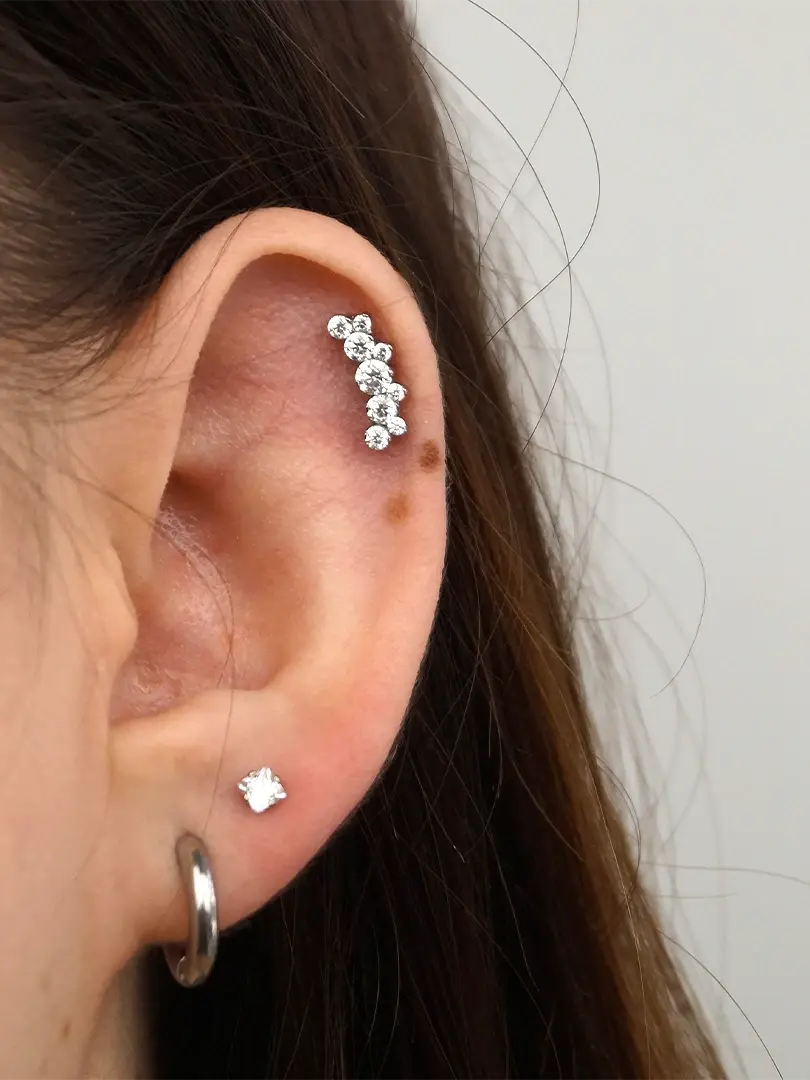 Пирсинг Хеликс в Казани с украшением