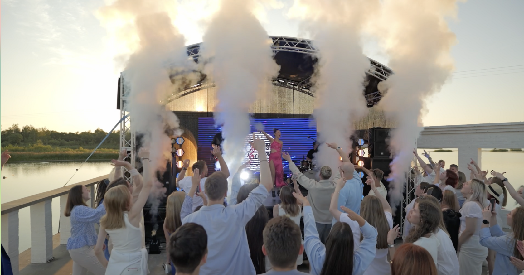 Open-air фестиваль с дымом и танцующей публикой