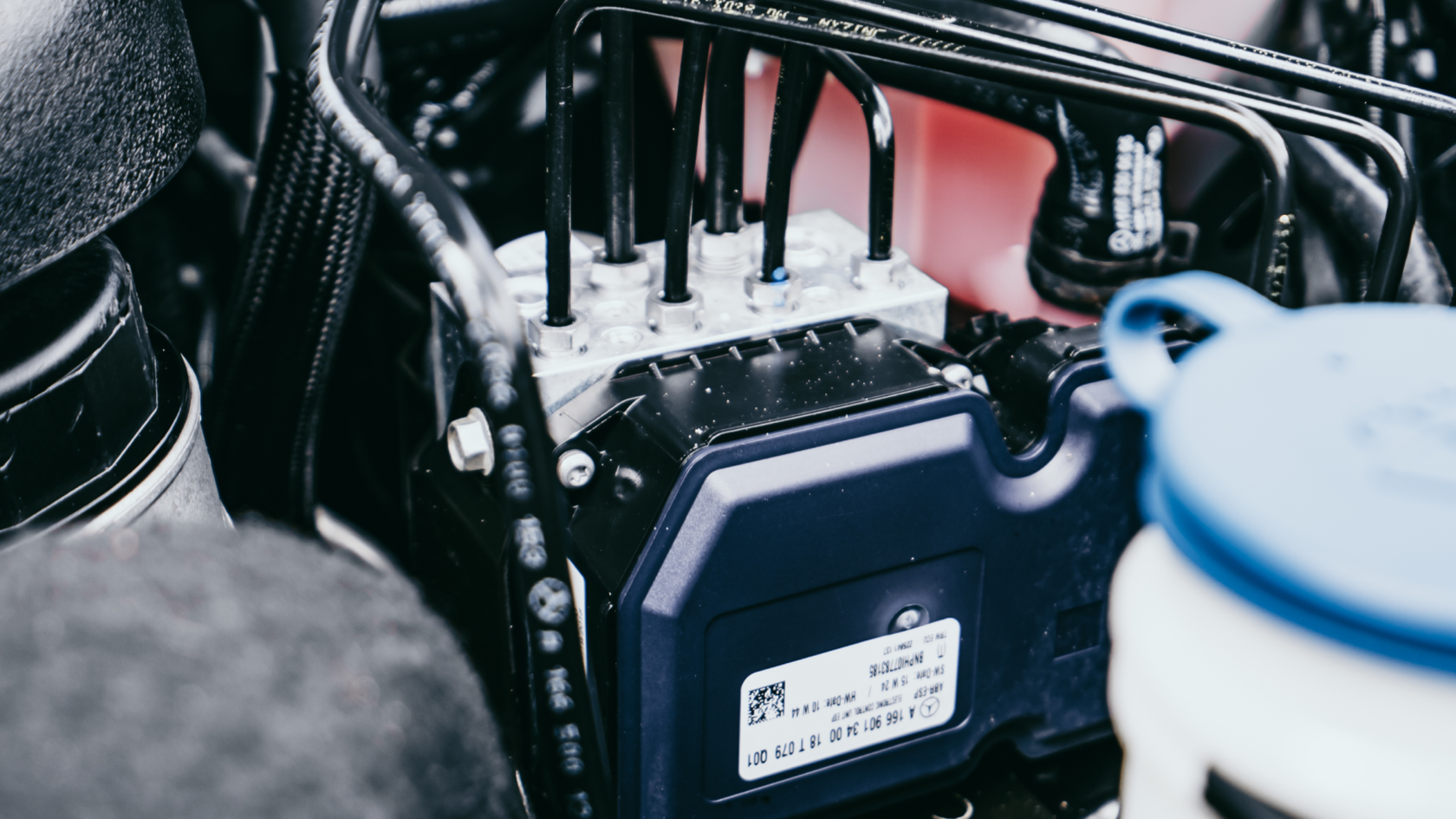 Деликатная детейлинг мойка подкапотного пространства | Детейлинг-студия ...