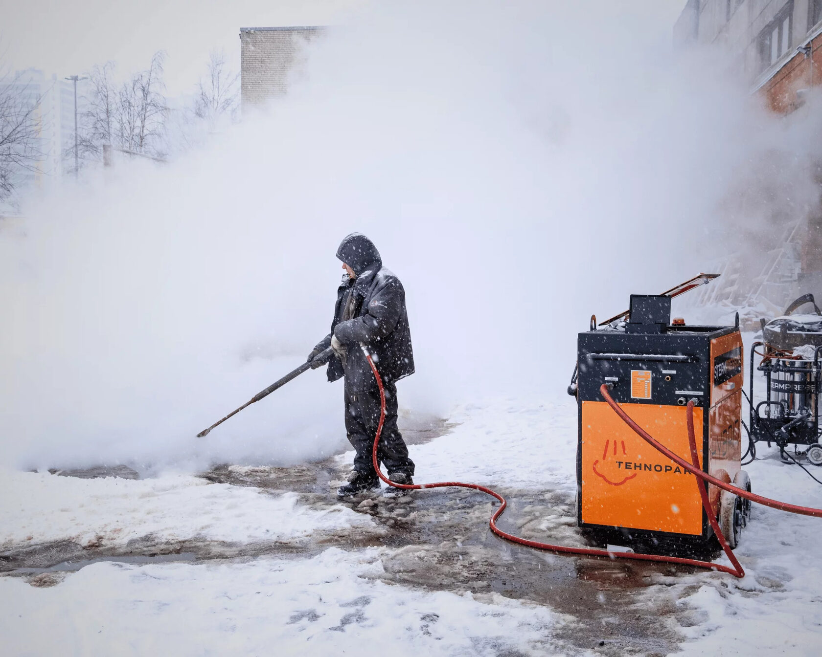 Промышленный парогенератор в работе