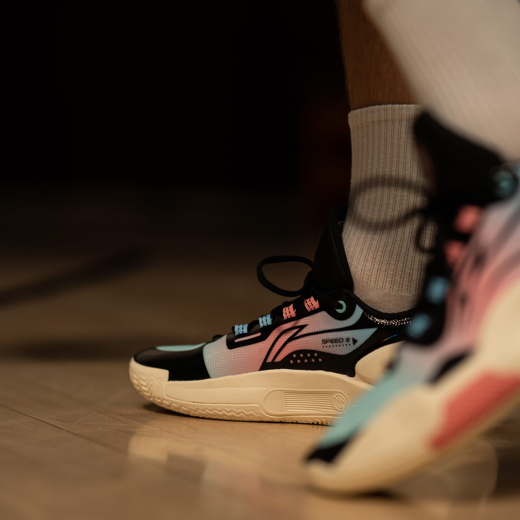 Speed nine. Китайские кроссовки для бега li ning. Китайские кроссовки ли нинг. Li-ning 001 BTC Premium. Макри китайсктх кроссовок