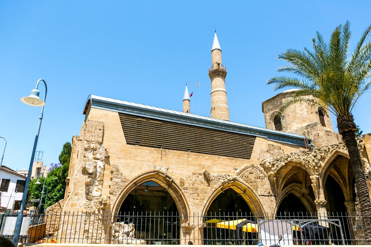 Историческая мечеть Селимие с двумя минаретами и готическими арками под голубым небом.