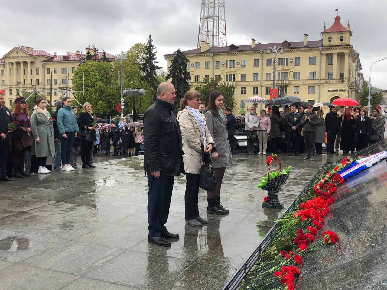 Церемония возложения цветов у монумента Победы