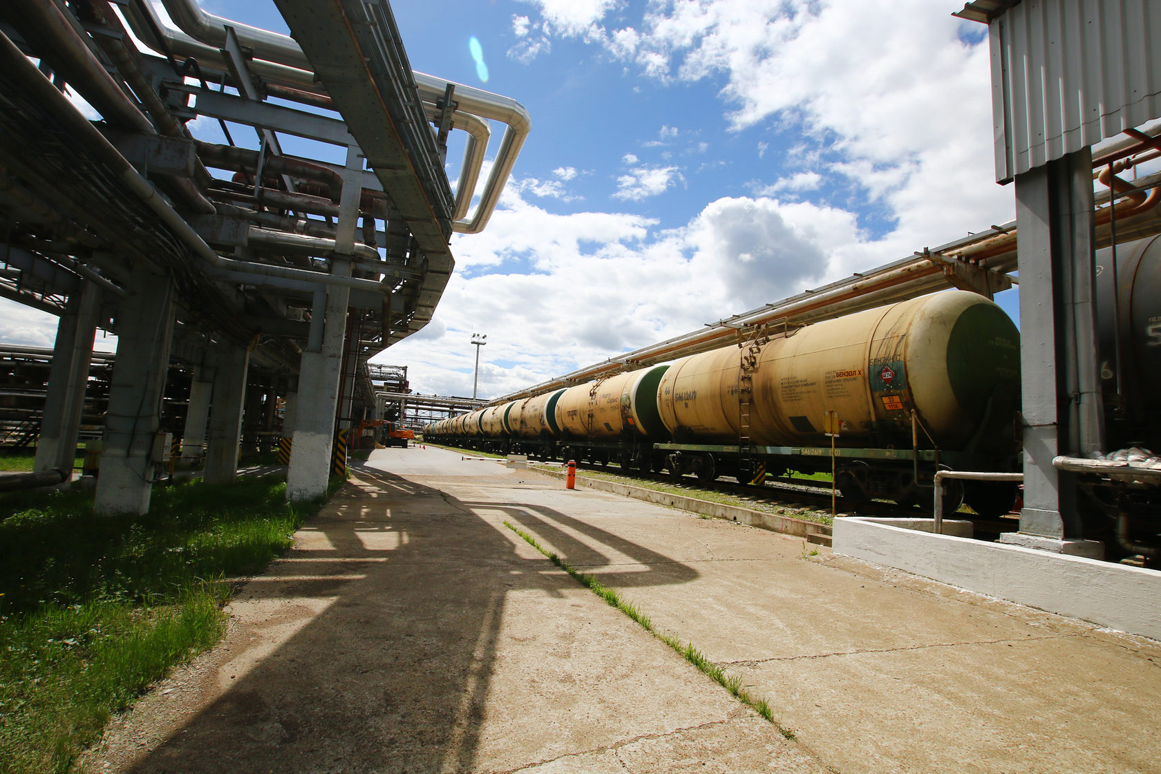 Трубопроводы нпз. Завод топлива. Уфимский нефтеперерабатывающий завод. Башнефть УНПЗ.