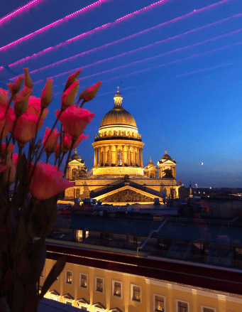 Вид на исаакиевский собор ночью на фоне цветов