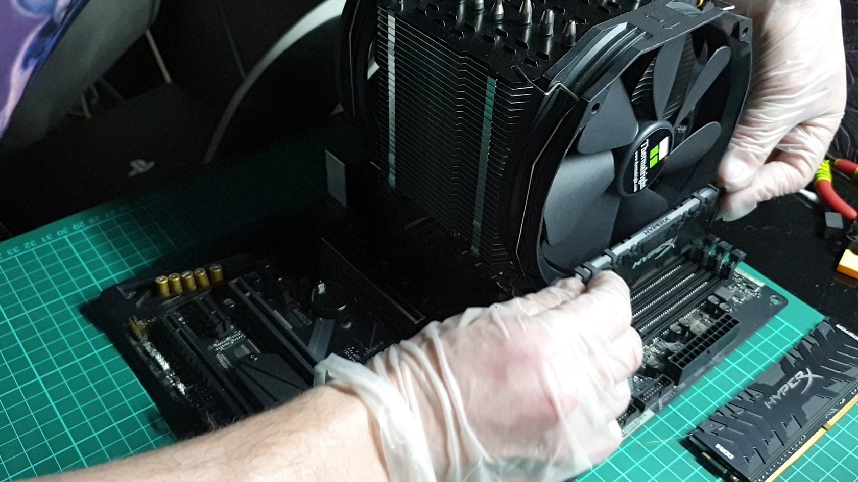 Установка оперативной памяти в материнскую плату 