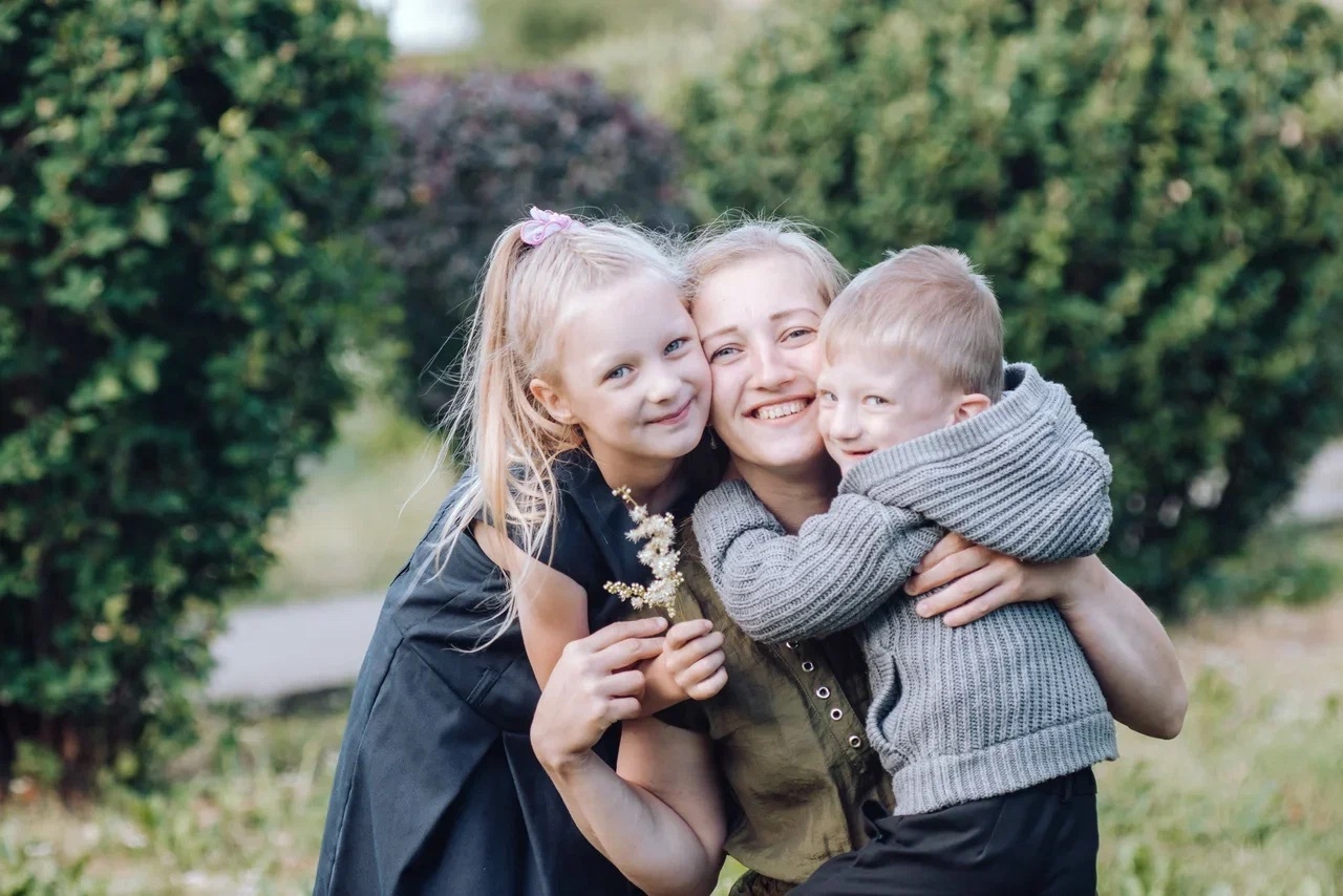 свет дети благотворительный. единственный ребенок в семье. пожертвование для детей сирот. чулпан хаматова фонд. творческая благотворительная организация.