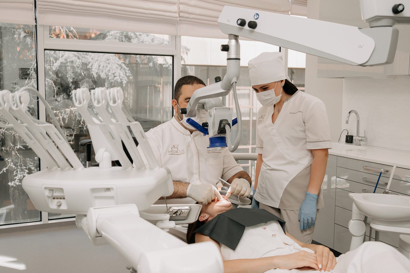 Лечение корневых каналов с ассистентом в клинике MEDICUS