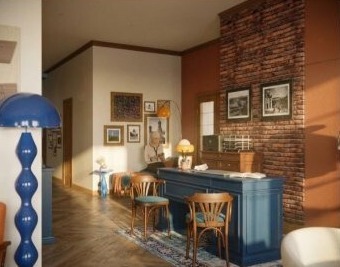 Концепция лобби отеля в Коломне: стойка ресепшн из тёмного дерева, кирпичная стена, тёплый свет