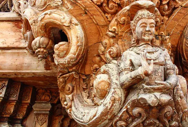 Крупная резная фигура в короне