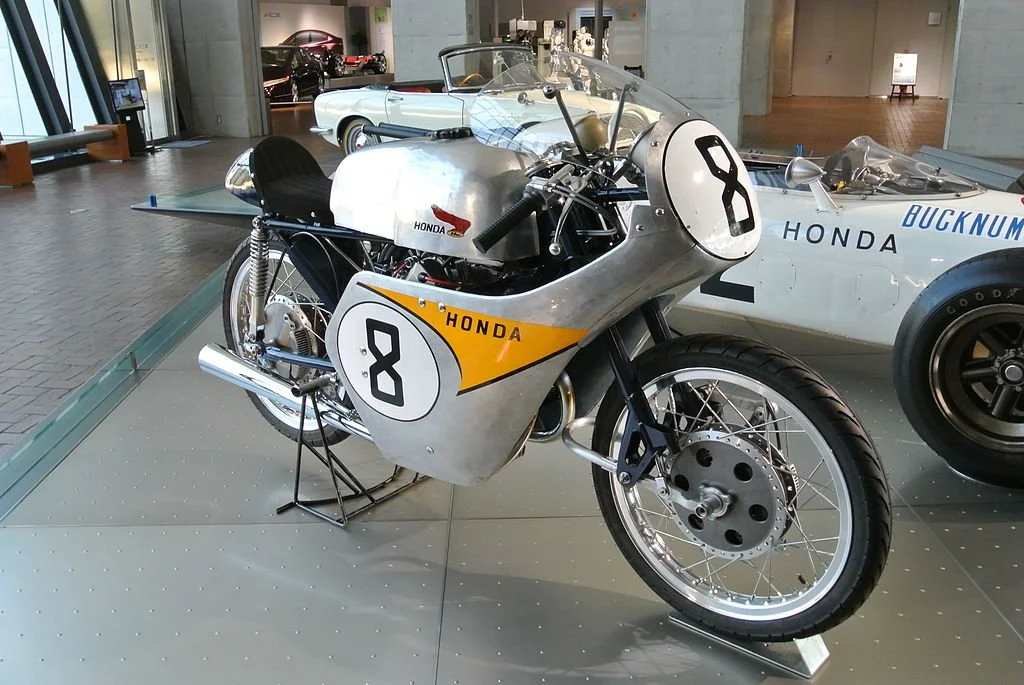 Гоночная Honda начала 1960-х на музейном стенде