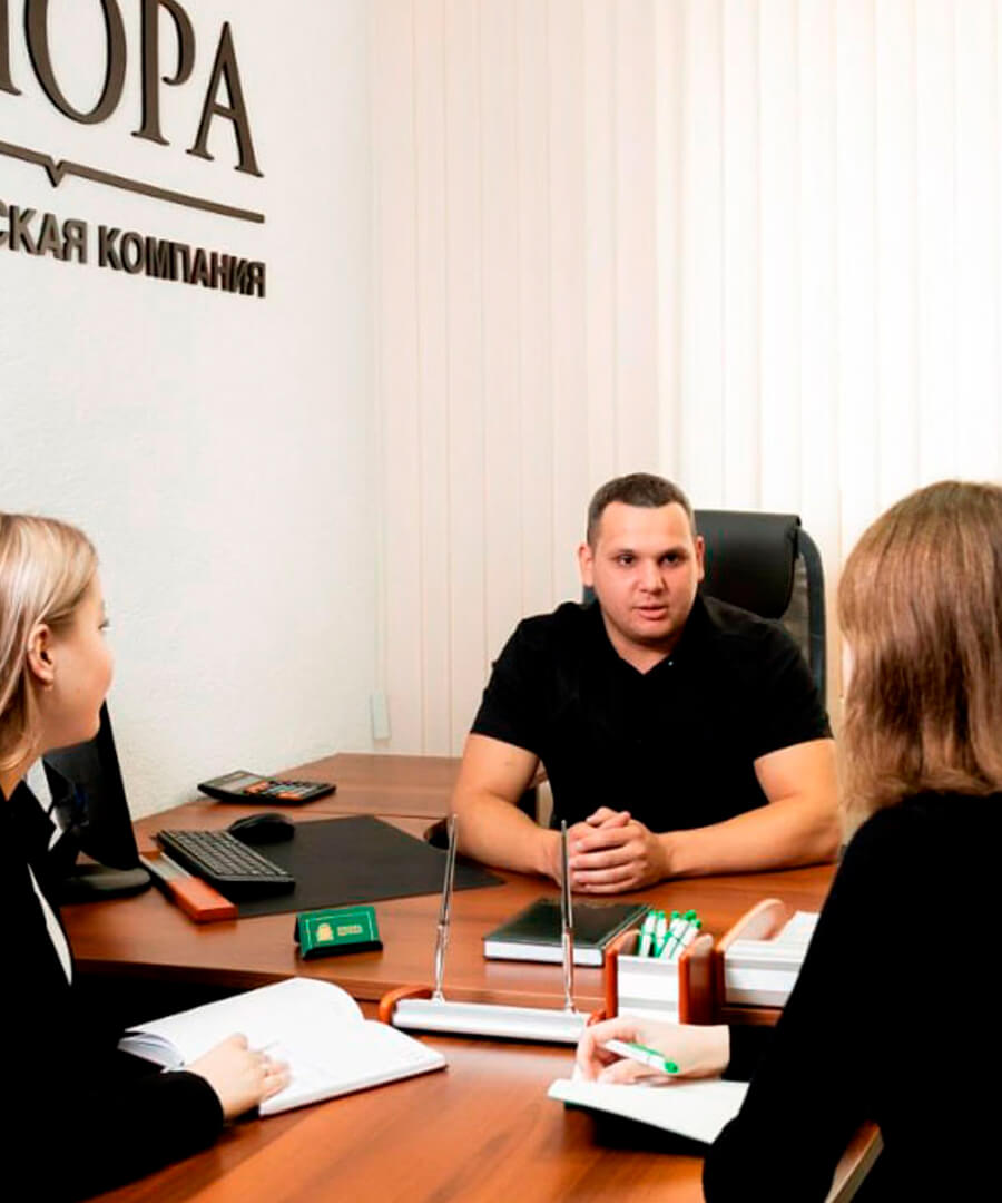 Юрист ЮК Опора консультирует клиента по банкротству физических лиц в Новосибирске