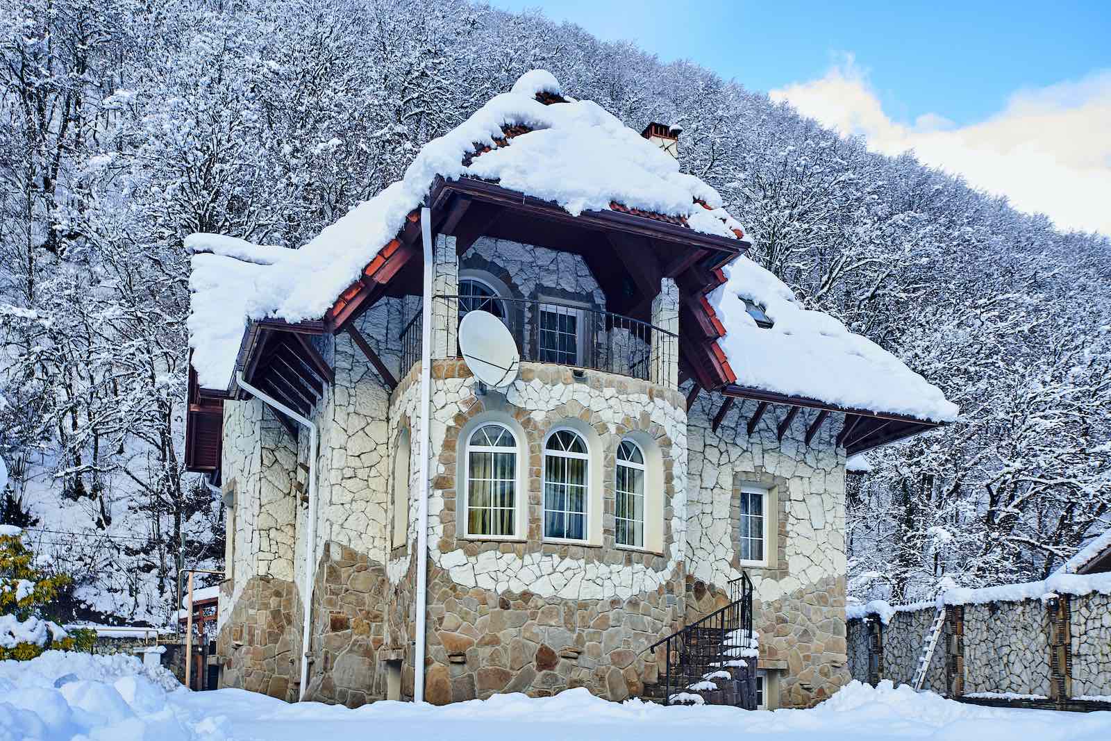 Снег отзывы. Snow Village Krasnaya Polyana. Горный кот хостел Эсто садок. Snow Village uzb.