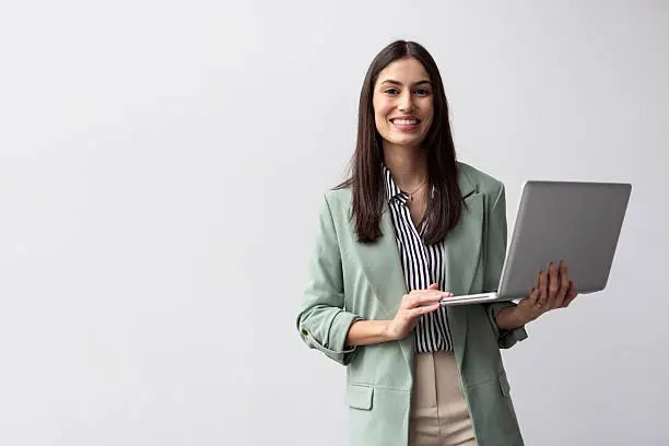 Женщина с документами в офисе