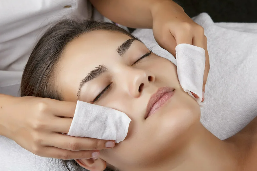 Глубокое очищение кожи: чистка лица + энзимный пилинг + маска. Удаление загрязнений, мягкое отшелушивание и увлажнение г. Конаев